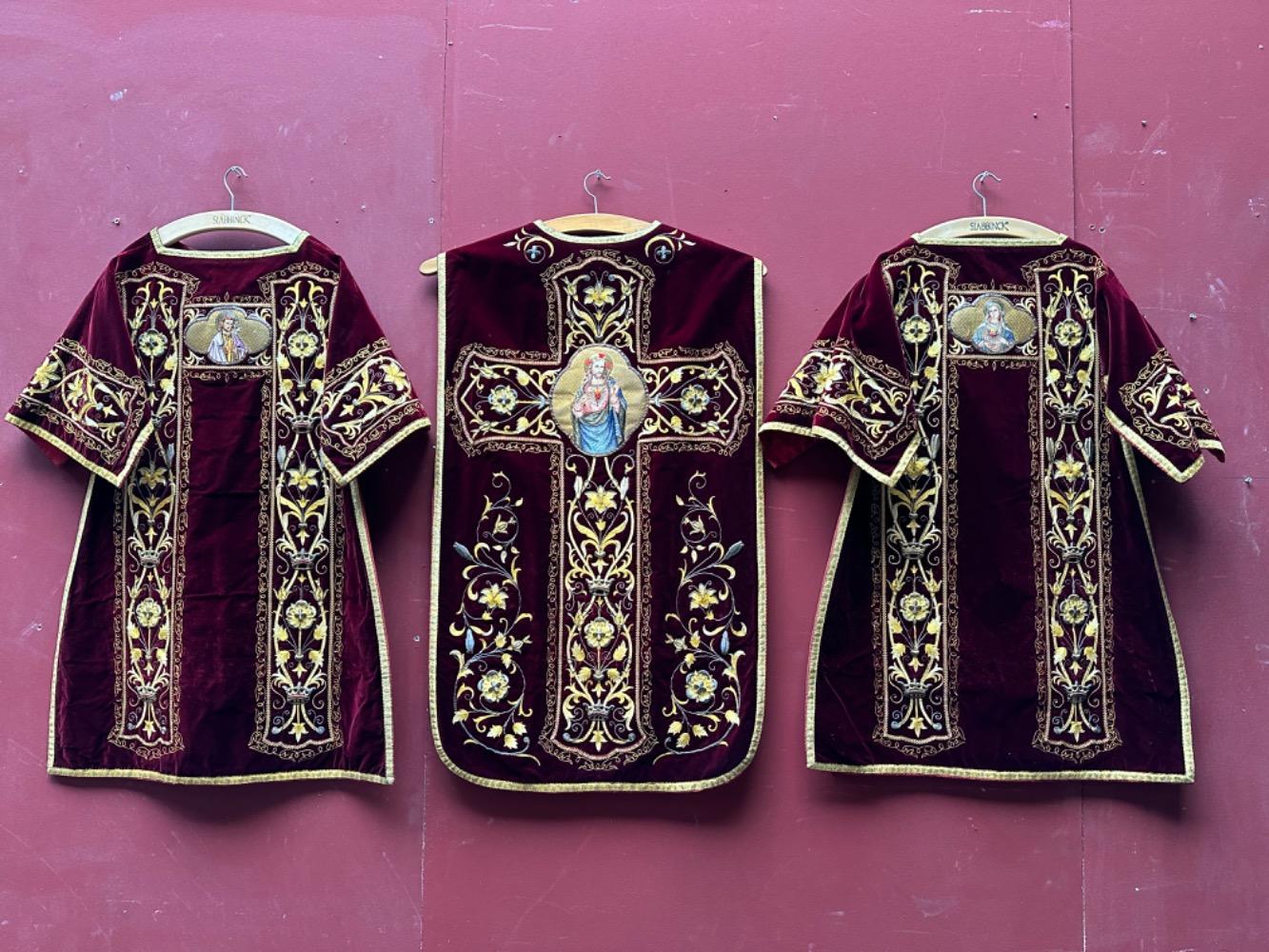 4  Gothic - Style Complete High - Mass Set, With Chasuble , 2 Dalmatics, Cope, 3 Maniples, 2 Stoles, Burse & Chalice - Veil.