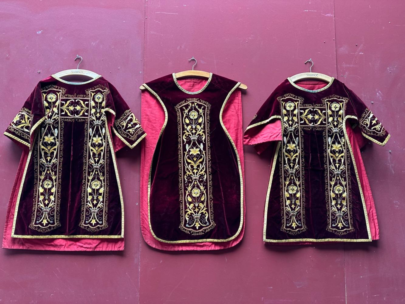 4  Gothic - Style Complete High - Mass Set, With Chasuble , 2 Dalmatics, Cope, 3 Maniples, 2 Stoles, Burse & Chalice - Veil.