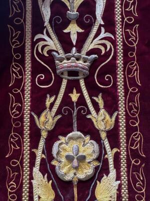 Gothic - Style Complete High - Mass Set, With Chasuble , 2 Dalmatics, Cope, 3 Maniples, 2 Stoles, Burse & Chalice - Veil. en Red Velvet / Brocade Stickery, Southern Netherlands 19 th century