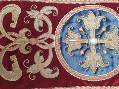 Exceptional And High Quality Complete Canopy Ornaments. style Gothic - style en Multiple fully hand - embroidered imaginations and brocade ornaments , Flemish - Belgium 19 th century ( Anno 1875 )
