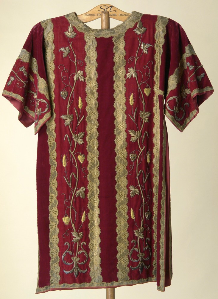 4 Romanesque Complete Highmass Set, With  Chasuble , 2 Dalmatics, Cope, 3 Maniples, 2 Stolae,  Burse Und Chaliceveil.