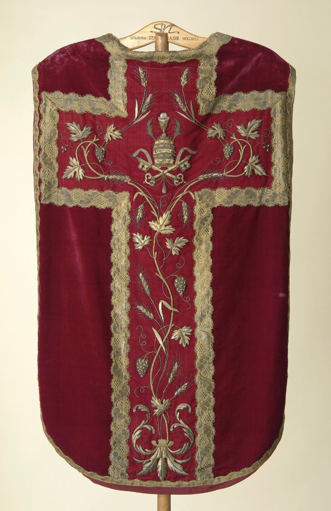 4 Romanesque Complete Highmass Set, With  Chasuble , 2 Dalmatics, Cope, 3 Maniples, 2 Stolae,  Burse Und Chaliceveil.