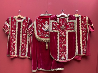 Complete Highmass Set, With Chasuble , 2 Dalmatics, Cope, 3 Maniples, 2 Stolae, Burse Und Chaliceveil.  style Romanesque en red velvet. Goldstitchery. , Southern Netherlands 18 th century