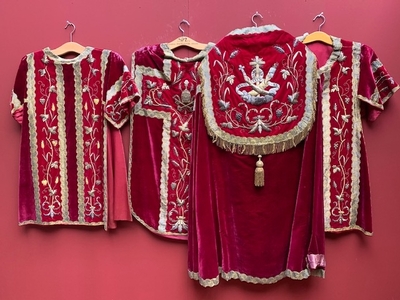 Complete Highmass Set, With Chasuble , 2 Dalmatics, Cope, 3 Maniples, 2 Stolae, Burse Und Chaliceveil.  style Romanesque en red velvet. Goldstitchery. , Southern Netherlands 18 th century