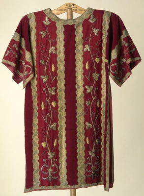 Complete Highmass Set, With  Chasuble , 2 Dalmatics, Cope, 3 Maniples, 2 Stolae,  Burse Und Chaliceveil. style Romanesque en red velvet. Goldstitchery., Southern Netherlands 18 th century