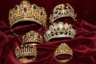 Collection Crowns en Brass / Gilt / Gem Stones, France 19 th century