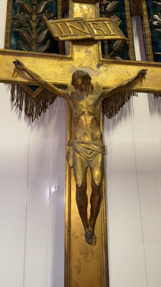 7 BAROQUE-STYLE Exceptional Altar Set Measures Cross H 205 Cm X W 75 Cm X D 50 Cm. Measures Candle Sticks Without Pin 112 Cm. Could Be Polished.