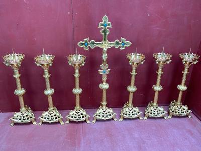 Romanesque - Style Altar - Set Candle Holders Measures Without Pin Height: 66 Cm. Cross Height 100 Cm X Wide 48 Cm X Dept 27 Cm style Romanesque - Style en Brass / Bronze Gilt / Polished and Varnished / Stones, France 19 th century ( Anno 1875 )