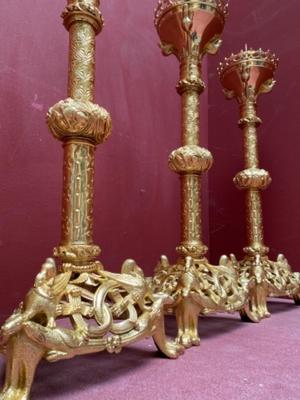 Romanesque - Style Altar - Set Candle Holders Measures Without Pin Height: 66 Cm. Cross Height 100 Cm X Wide 48 Cm X Dept 27 Cm style Romanesque - Style en Brass / Bronze Gilt / Polished and Varnished / Stones, France 19 th century ( Anno 1875 )
