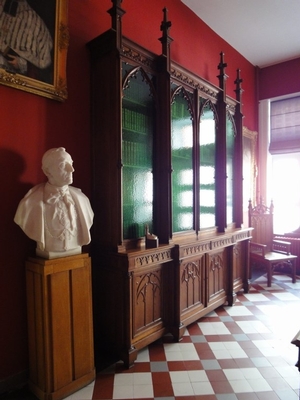 Gothic Furniture: Desk, 2 Cabinets, 6 Chairs en Oak wood, Belgium 19th century