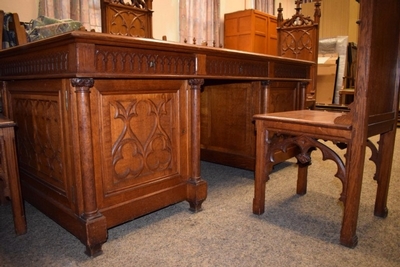 Gothic Furniture: Desk, 2 Cabinets, 6 Chairs en Oak wood, Belgium 19th century