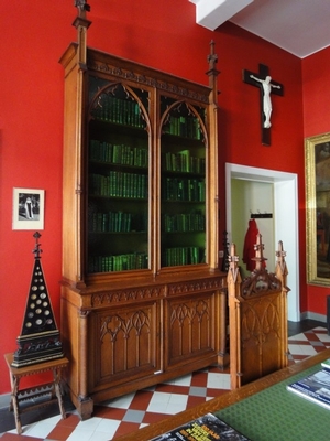 Gothic Furniture: Desk, 2 Cabinets, 6 Chairs en Oak wood, Belgium 19th century