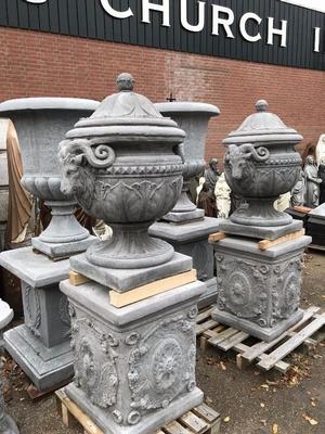 All Kind Of Vases And Stands en Concrete, Belgium