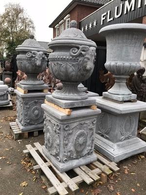 All Kind Of Vases And Stands en Concrete, Belgium