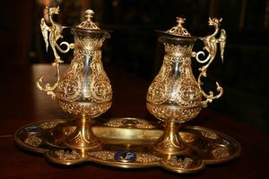 SET OF CRUETS , BRASS / GLASS / GILT / FILLEGRAIN / STONES / ENAMEL , DESK 28 X H. 15 CM / 11