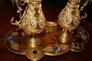 SET OF CRUETS , BRASS / GLASS / GILT / FILLEGRAIN / STONES / ENAMEL , DESK 28 X H. 15 CM / 11