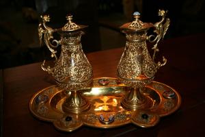 SET OF CRUETS , BRASS / GLASS / GILT / FILLEGRAIN / STONES / ENAMEL , DESK 28 X H. 15 CM / 11