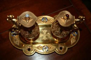 SET OF CRUETS , BRASS / GLASS / GILT / FILLEGRAIN / STONES / ENAMEL , DESK 28 X H. 15 CM / 11