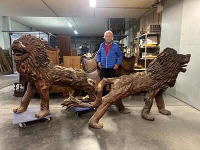 Exceptional Pair Of Matching Life-Size Lions Completely Hand-Cut From Oriental Primal Trees en Wood, Indonesian archipel 20 th century ( Anno 1970 )