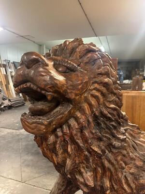 Exceptional Pair Of Matching Life-Size Lions Completely Hand-Cut From Oriental Primal Trees en Wood, Indonesian archipel 20 th century ( Anno 1970 )