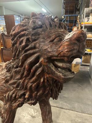 Exceptional Pair Of Matching Life-Size Lions Completely Hand-Cut From Oriental Primal Trees en Wood, Indonesian archipel 20 th century ( Anno 1970 )