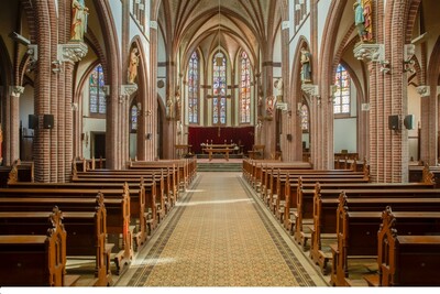 Complete Series Of 90 Solid Oak Church Pews Complete With Kneelers !!! 65 Pieces Left style Gothic - style en Oak wood, Leonardes Church Beek en Donk Netherlands 19 th century