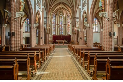 Complete Series Of 90 Solid Oak Church Pews Complete With Kneelers !!! 65 Pieces Left style Gothic - style en Oak wood, Leonardes Church Beek en Donk Netherlands 19 th century