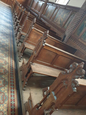 Complete Series Of 90 Solid Oak Church Pews Complete With Kneelers ! 65 Pieces Left style Gothic - style en Oak wood, Netherlands  19 th century ( Anno 1890 )