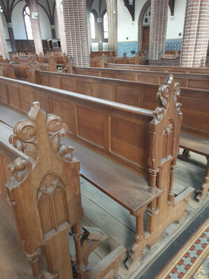 Complete Series Of 90 Solid Oak Church Pews Complete With Kneelers ! 65 Pieces Left style Gothic - style en Oak wood, Netherlands  19 th century ( Anno 1890 )