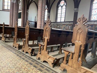 Complete Series Of 90 Solid Oak Church Pews Complete With Kneelers !!! 65 Pieces Left style Gothic - style en Oak wood, Netherlands  19 th century ( Anno 1890 )