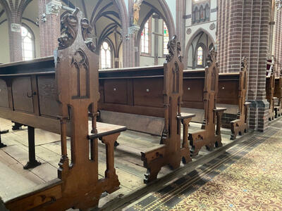 Complete Series Of 90 Solid Oak Church Pews Complete With Kneelers !!! 65 Pieces Left style Gothic - style en Oak wood, Netherlands  19 th century ( Anno 1890 )