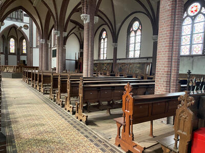 Complete Series Of 90 Solid Oak Church Pews Complete With Kneelers !!! 65 Pieces Left style Gothic - style en Oak wood, Netherlands  19 th century ( Anno 1890 )