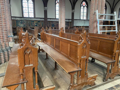 Complete Series Of 90 Solid Oak Church Pews Complete With Kneelers !!! 65 Pieces Left style Gothic - style en Oak wood, Netherlands  19 th century ( Anno 1890 )