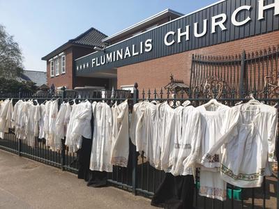 Huge Lot Of Religious Clothing And Altar Attributes Only For Sale In One Deal en Fabrics, Belgium 19 th century