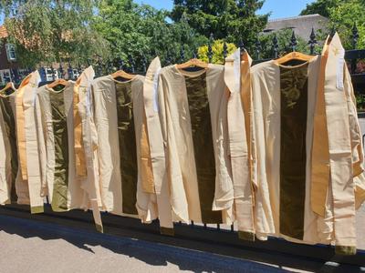 Matching Series Of 6 High Quality Chasubles & 6 Matching Stoles. en Linen / Green Velvet, Dutch 20th Century