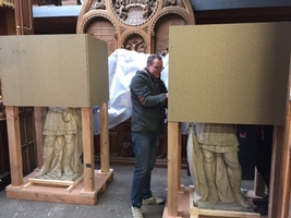 Packing Pair Of Life Size Soldiers For Portugal 2017 en MARBLE, 20th century