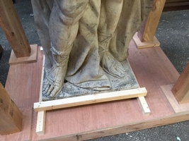 Packing Pair Of Life Size Soldiers For Portugal 2017 en MARBLE, 20th century