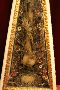 Ser style Baroque en Totally hand-embroidered Brocade / wood polychrome / Glass, Italy 17 th century