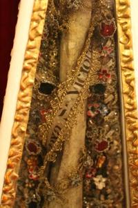 Seri style Baroque en Totally hand-embroidered Brocade / wood polychrome / Glass, Italy 17 th century
