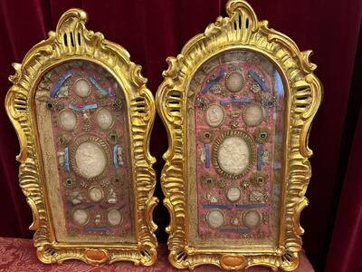 Exceptional Multi - Reliquaries. Relics : St. Lucia. St. Victor. St. Severinae. St. Fulgentia. St. Bonifacius. St. Vestina & More. style Baroque - Style en Wood / Gilt / Glass / Fabrics / Stones / Wax Medallions, Italy 17 th century Anno ( 1690 )