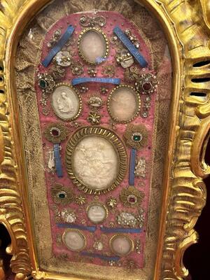 Exceptional Multi - Reliquaries. Relics : St. Lucia. St. Victor. St. Severinae. St. Fulgentia. St. Bonifacius. St. Vestina & More. style Baroque - Style en Wood / Gilt / Glass / Fabrics / Stones / Wax Medallions, Italy 17 th century Anno ( 1690 )