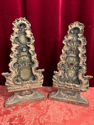 Reliquary - Relics : S. Leonidis M. S. Joannis M. S. Revocata M. S. Verecundi M. S. Seuerus S. Concordii S. Seucriani S. Christina. style Baroque - Style / Roccoco en Wood / Glass / Fabrics / Stones / Wax Medaillions, Austria 18 th century ( Anno 1725 )
