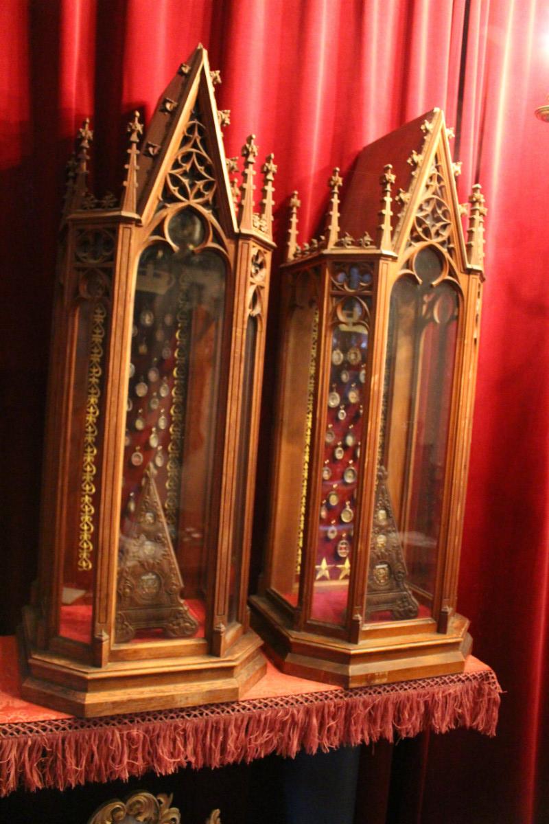 Pair Gothic Matching Relic Shrines Containing Pair Of Hand - Carved Reliquaries ( Each 3 Relics ) And 58 Originally Sealed Relics  ( 20 Full Silver Theca S).