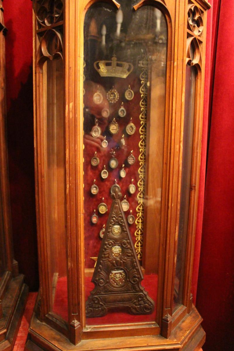 Pair Gothic Matching Relic Shrines Containing Pair Of Hand - Carved Reliquaries ( Each 3 Relics ) And 58 Originally Sealed Relics  ( 20 Full Silver Theca S).