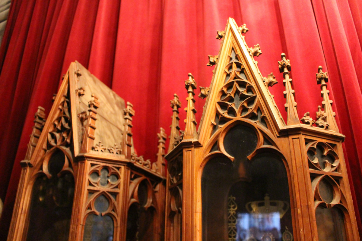 Pair Gothic Matching Relic Shrines Containing Pair Of Hand - Carved Reliquaries ( Each 3 Relics ) And 58 Originally Sealed Relics  ( 20 Full Silver Theca S).
