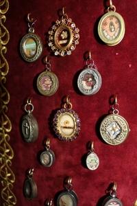 Matching Relic Shrines Containing Pair Of Hand - Carved Reliquaries ( Each 3 Relics ) And 58 Originally Sealed Relics  ( 20 Full Silver Theca S). style Gothic en fully - hand - carved, France 19th century