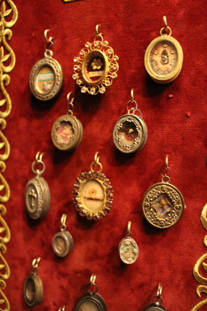 Pair Gothic Matching Relic Shrines Containing Pair Of Hand - Carved Reliquaries ( Each 3 Relics ) And 58 Originally Sealed Relics  ( 20 Full Silver Theca S).