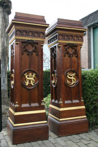 Pair gothic Stands