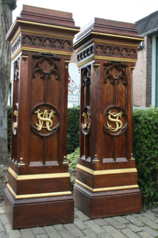 Pair gothic Stands