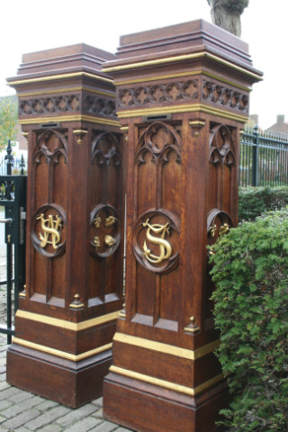 Pair gothic Stands